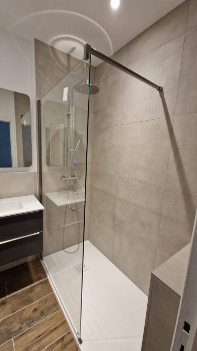 Après, baignoire Salle de bain moderne avec une douche en verre et mosaïque grise.