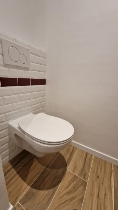 Après, wc Toilettes modernes avec carrelage imitation bois et carrelage blanc.