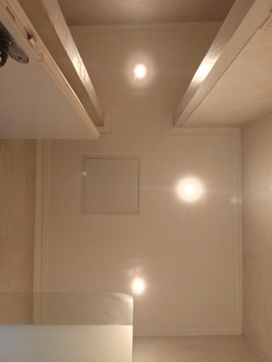 Après, plafond Plafond d'une pièce avec trois lumières au plafond et une trappe d'accès.